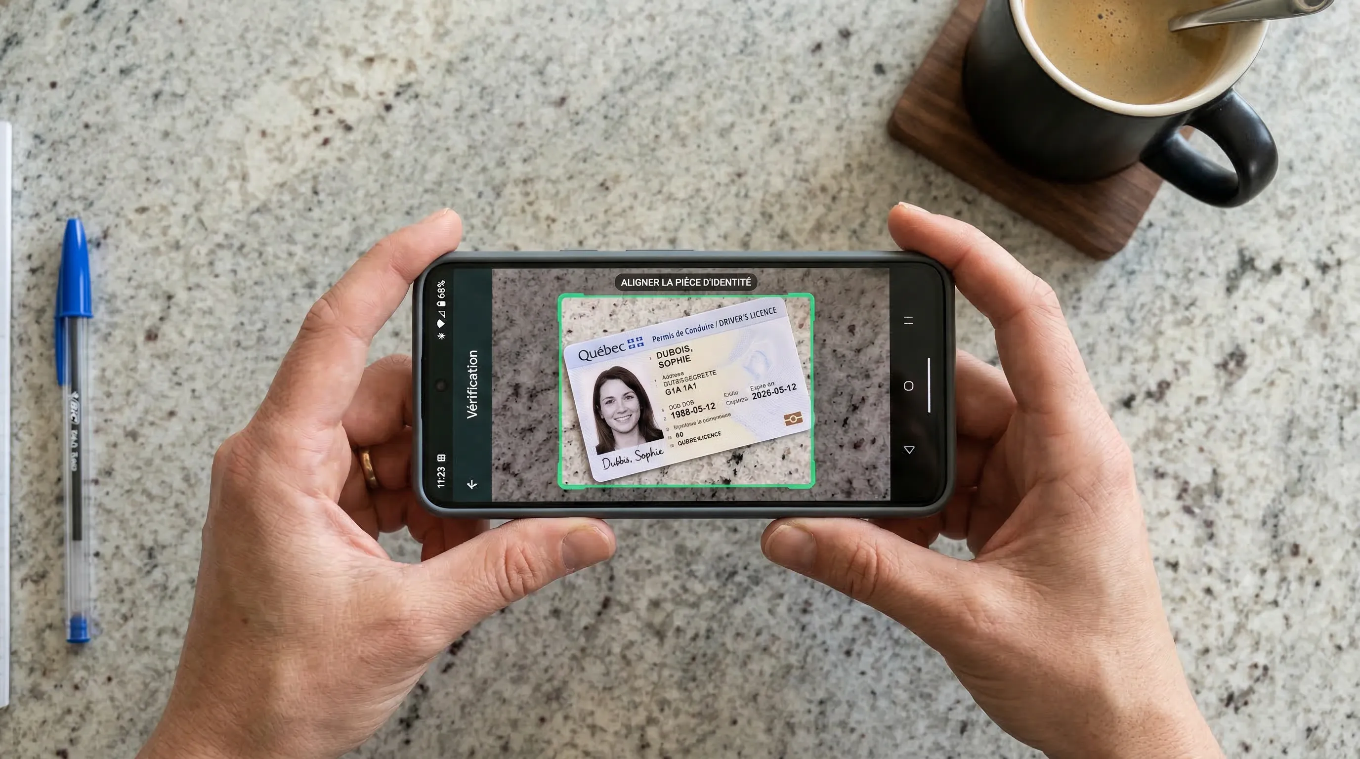 Ouvrir un CELI Wealthsimple — personne scannant un permis de conduire du Québec avec un téléphone intelligent pour la vérification d'identité, processus d'ouverture de compte CELI en moins de 10 minutes